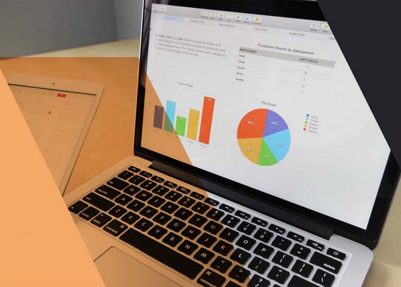 Portátil con gráficos de resultados junto a una tableta con el calendario